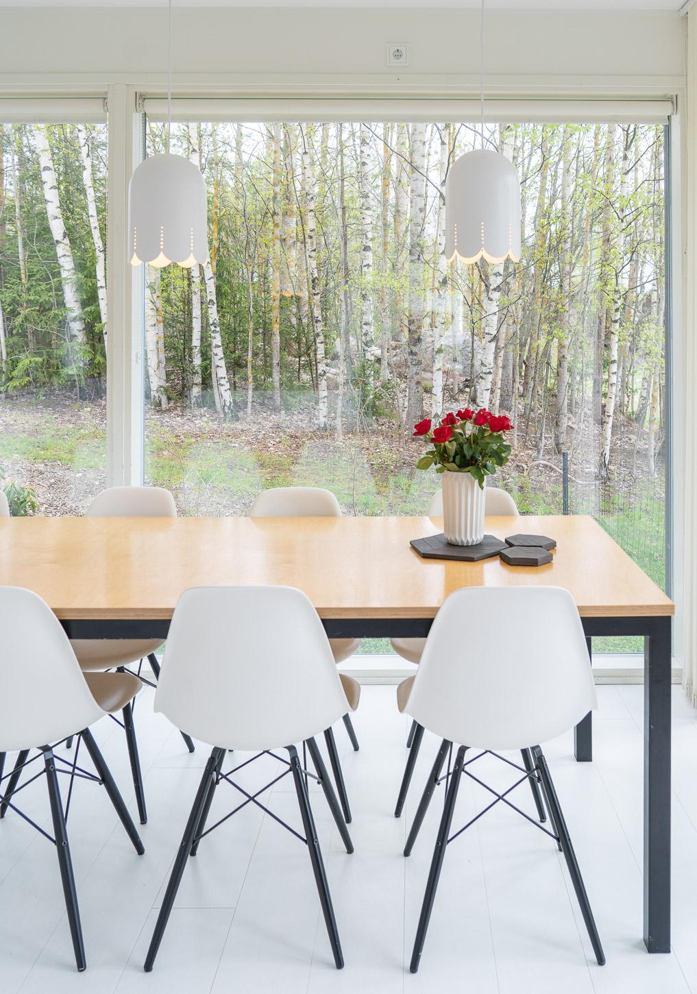 Kielo riippuvalaisin | Laura Väre