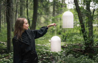 Kielo riippuvalaisin | Laura Väre