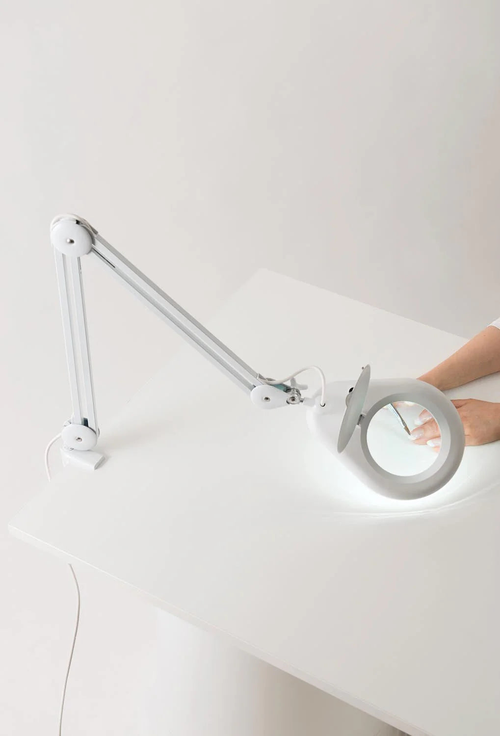 Magni 5" magnifying glass lamp | INNOLUX